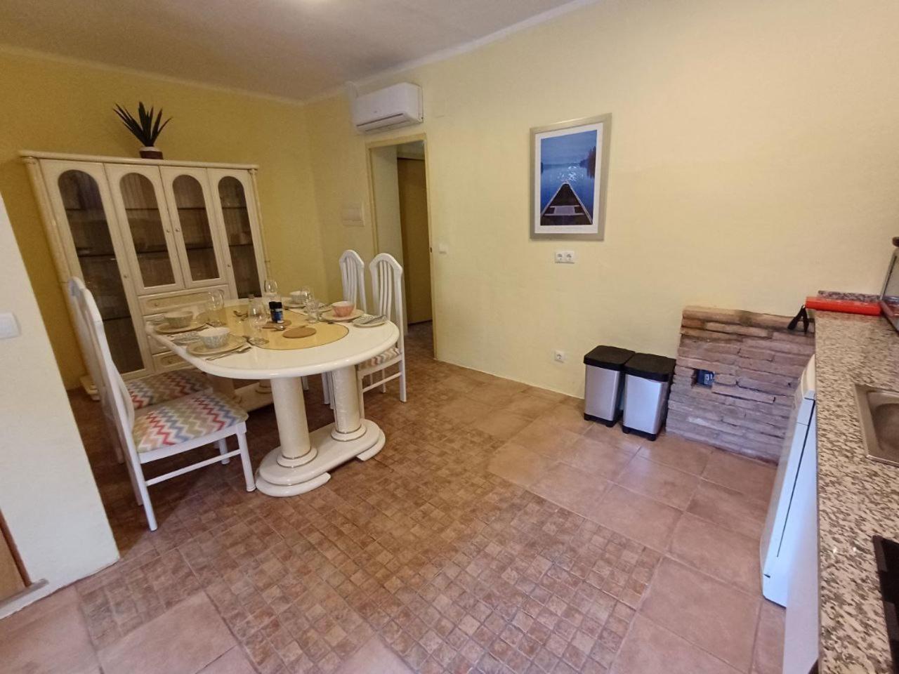 Kitsch Apartment Rasquera Bagian luar foto